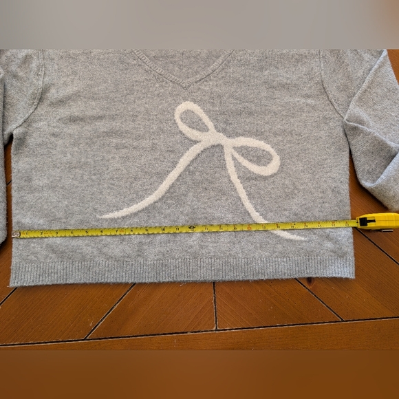 American Eagle Outfitters Light Gray V-Neck Sweater with Cream Bow - Picture 5 of 6